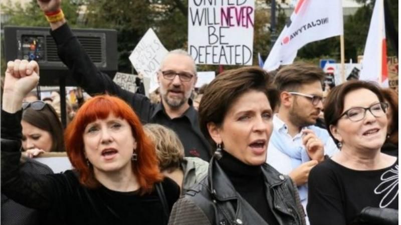 В Польше женщины требовали не вмешиваться в их личную жизнь В Польше женщины требовали не вмешиваться в их личную жизнь