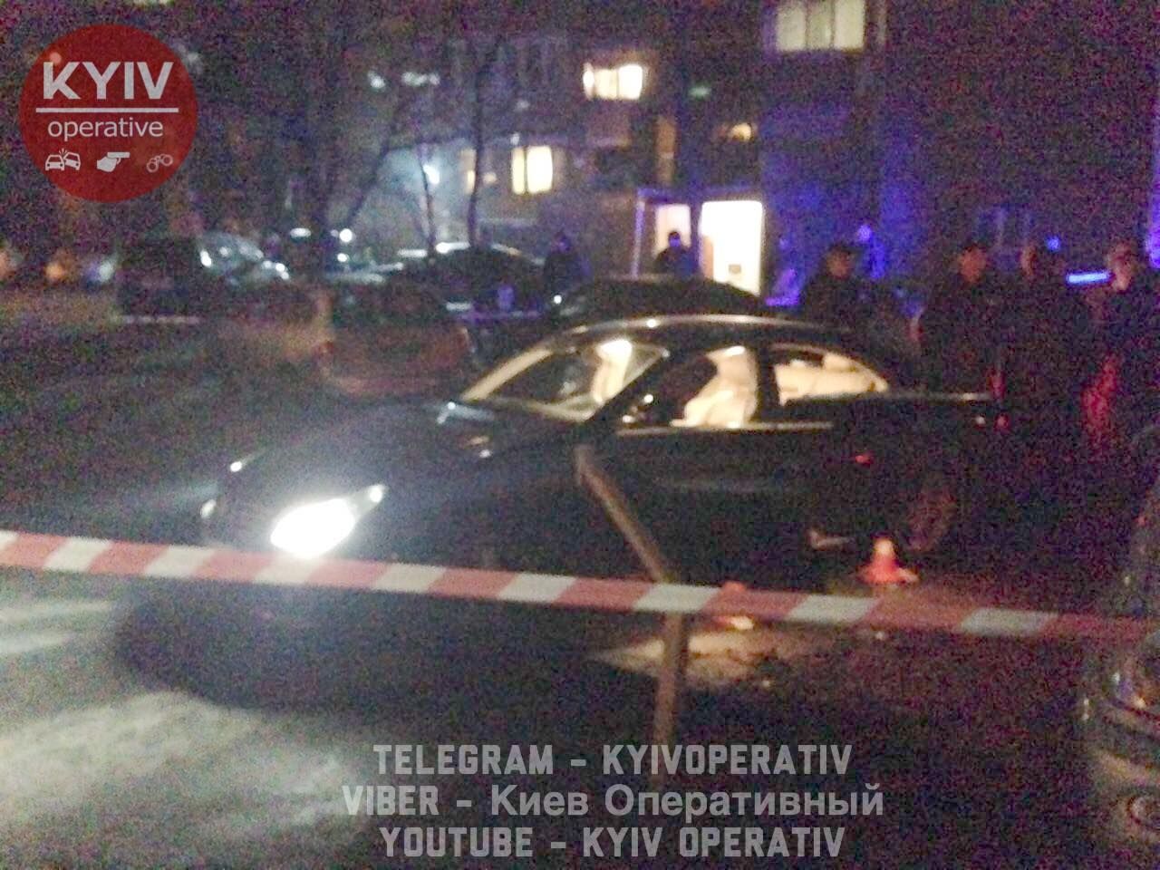У Києві розстріляли авто: водій помер на місці У Києві розстріляли авто: водій помер на місці