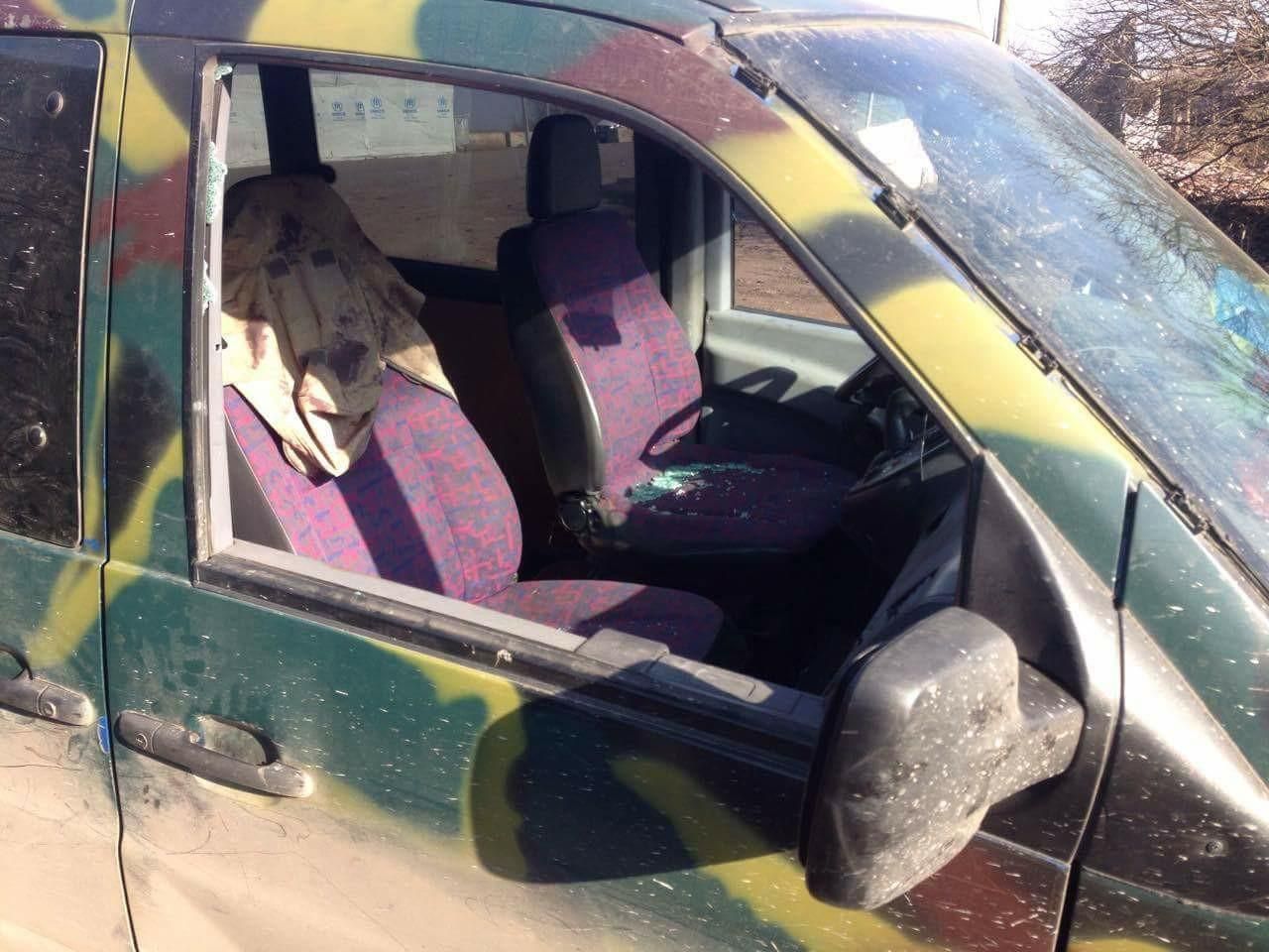 Показали промовисті фото розстріляного авто волонтерів Показали промовисті фото розстріляного авто волонтерів