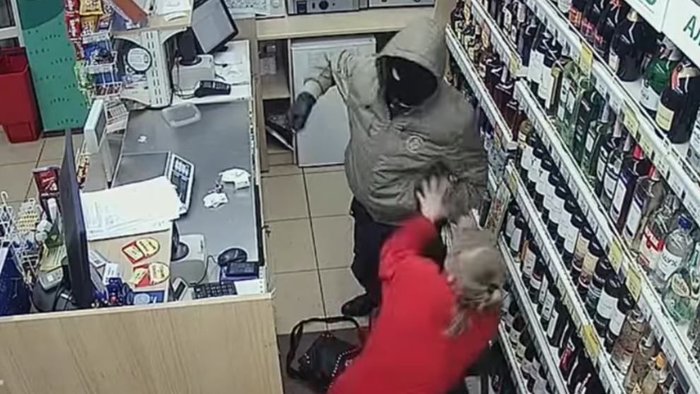 Зухвале пограбування з побиттям продавця у Тернополі: з'явилося відео Зухвале пограбування з побиттям продавця у Тернополі: з'явилося відео