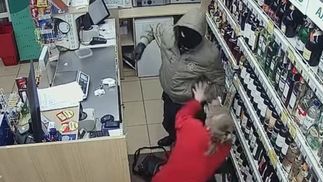 Зухвале пограбування з побиттям продавця у Тернополі: з'явилося відео 