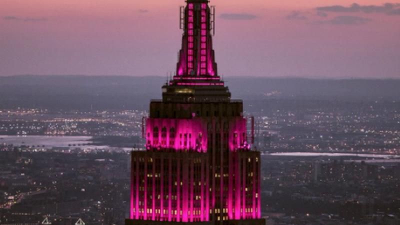 Один из крупнейших небоскребов Америки засветился розовым цветом: появилось видео