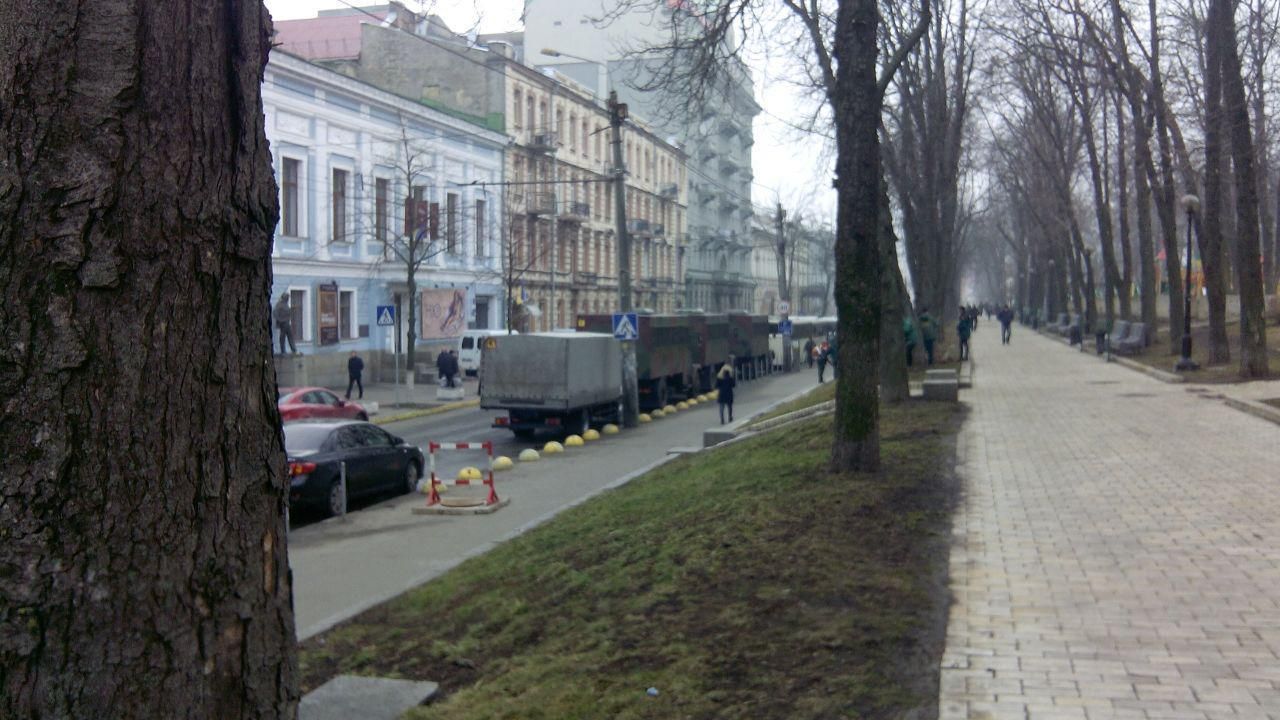 Огромное количество силовиков и техники стянули в центр Киева