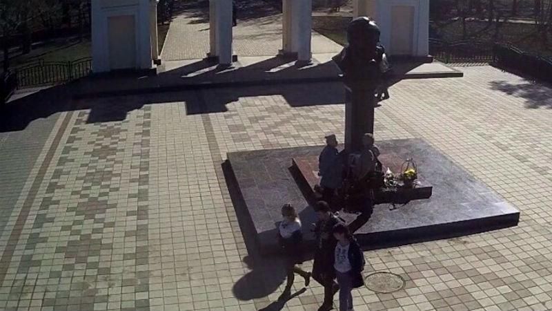 Смельчаки. Молодежь в вышиванках пришла к памятнику Шевченко в Крыму