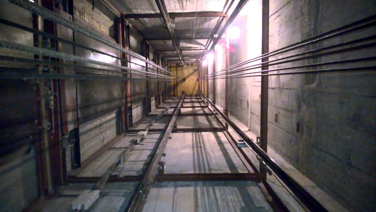 Два человека упали в шахту лифта в Харькове
