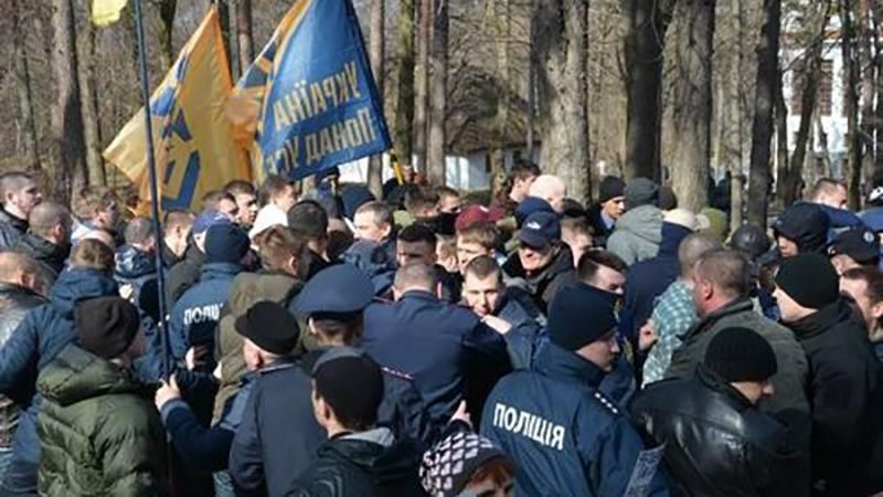 На могилі Шевченка влаштували масову бійку націоналісти з прихильниками партії Медведчука 