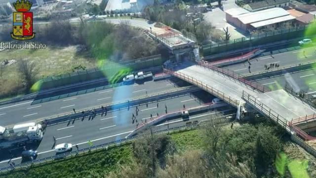 В Италии обрушился мост. Есть жертвы: опубликованы жуткие кадры В Италии обрушился мост. Есть жертвы: опубликованы жуткие кадры