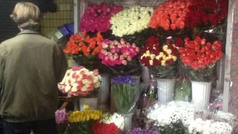 Романтика с привкусом криминала: парень ограбил цветочный киоск ради любимой