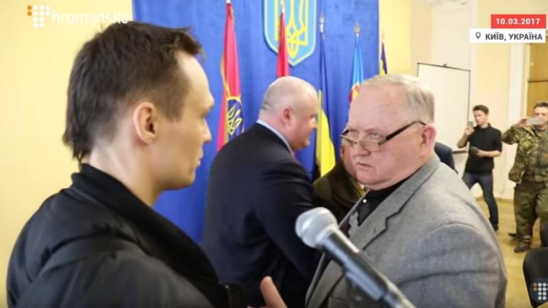 Ветеран АТО разбил нос генералу за "колорадские ленточки": появилось видео