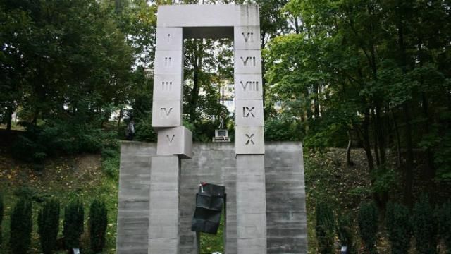 У Львові вандали осквернили пам’ятник розстріляним польським професорам