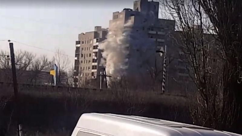 Обстрел Авдеевки: появилось видео прямого попадания снаряда в многоэтажку