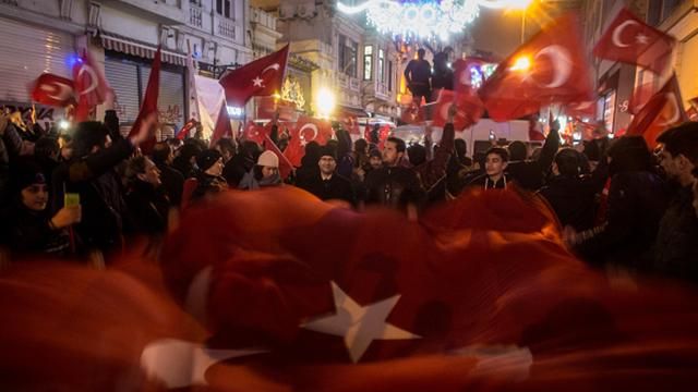 Масові турецькі заворушення у Нідерландах: поліції довелося застосувати водомети. Фото і відео Масові турецькі заворушення у Нідерландах: поліції довелося застосувати водомети. Фото і відео