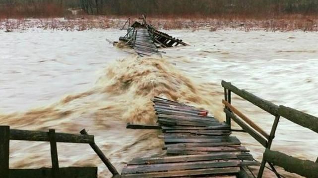 Рятувальники попереджають про паводки та сходження лавин через негоду Рятувальники попереджають про паводки та сходження лавин через негоду