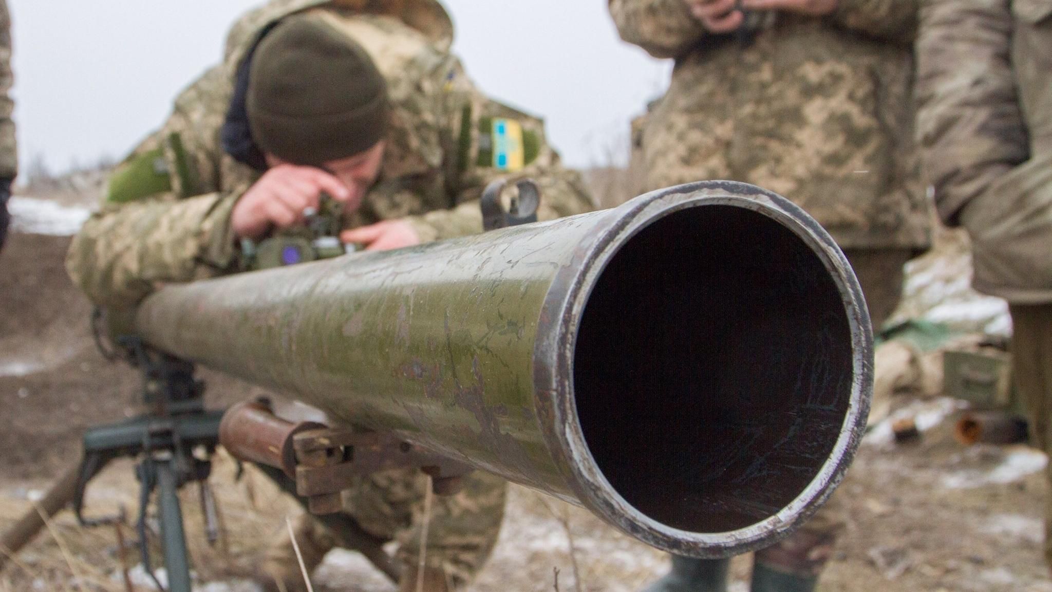 Волонтер показав тренування військових поблизу Донецького аеропорту Волонтер показав тренування військових поблизу Донецького аеропорту