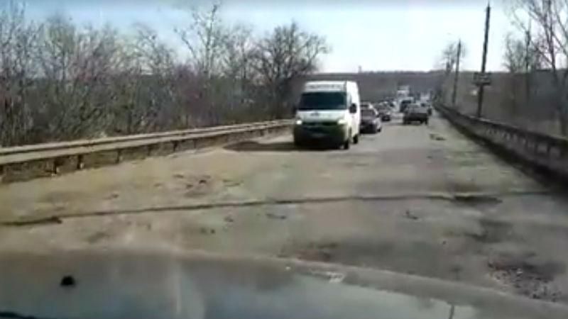 Чтобы враг не прошел – Притула  Березой пошутили над украинскими дорогами