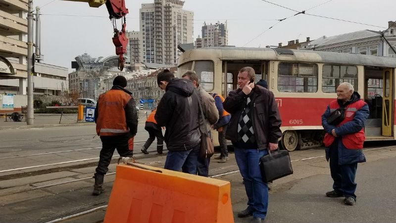 Два трамваї у Києві зійшли з рейок: рух ускладнено Два трамваї у Києві зійшли з рейок: рух ускладнено