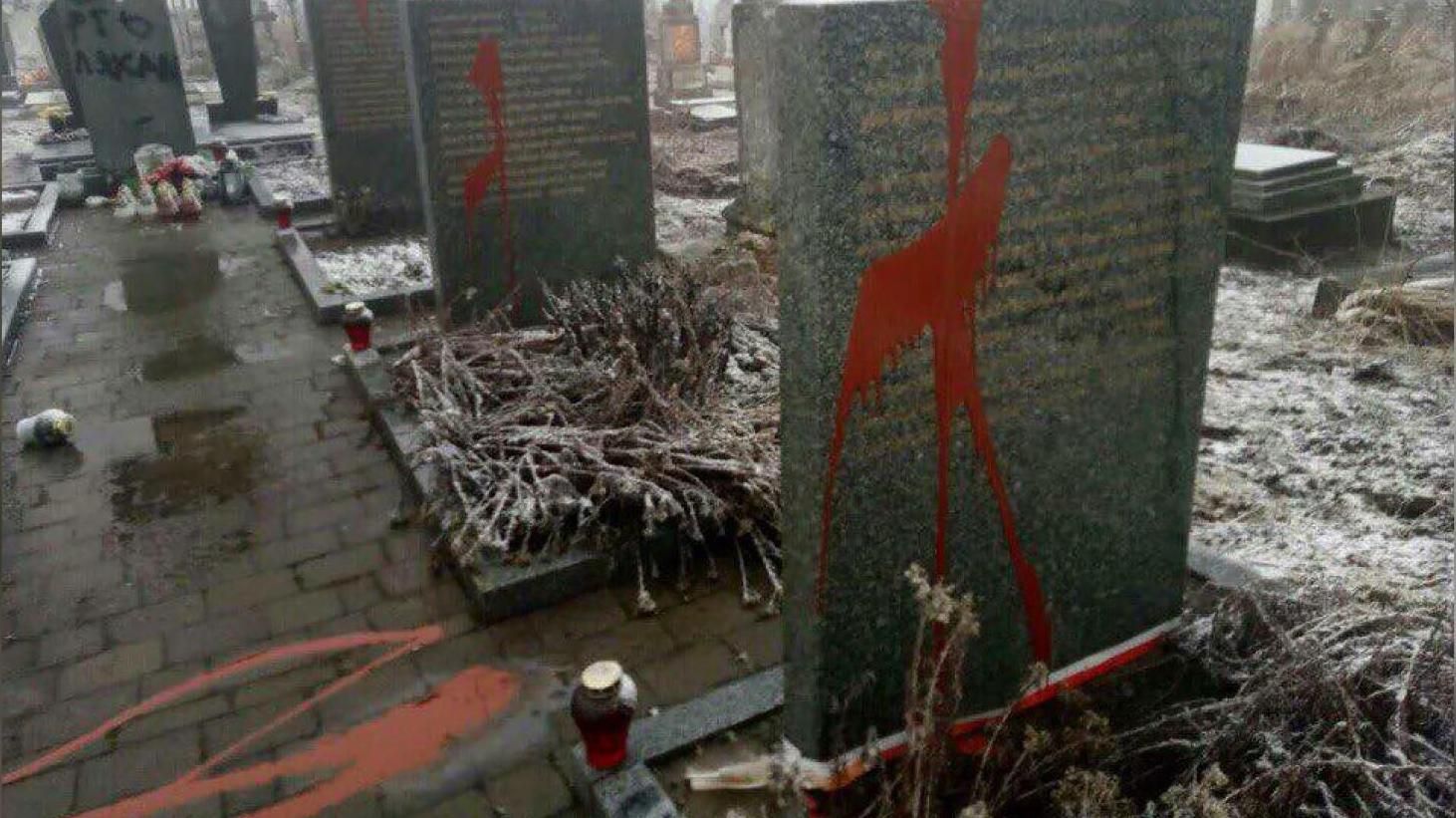 Мемориал погибшим полякам осквернили на Львовщине Мемориал погибшим полякам осквернили на Львовщине