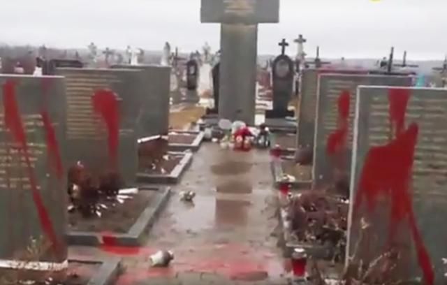 Оскверненный мемориал полякам на Львовщине сняли на видео