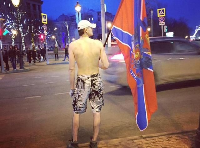 Полуголый мужчина размахивает флагом "Новороссии" в центре Москвы