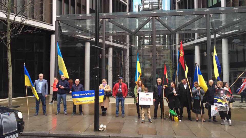Українці влаштували пікет під елітною нерухомістю Ахметова у Лондоні: фото