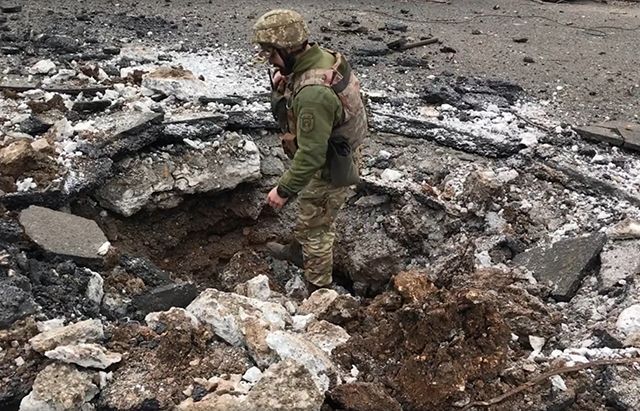 Величезну воронку від снаряду бойовиків "ДНР" зняли на відео