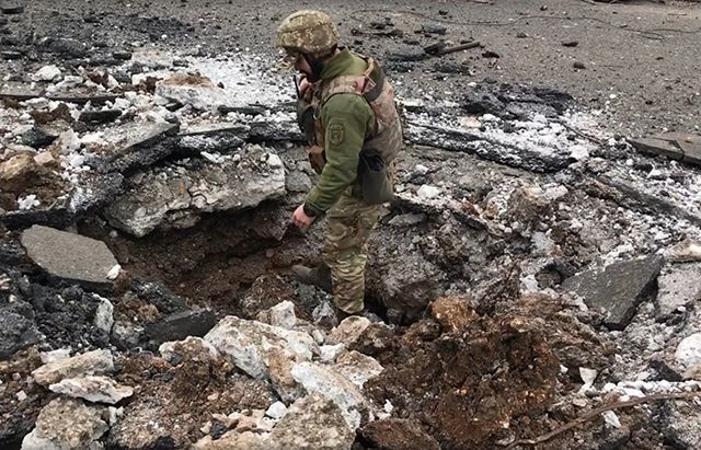 Огромную воронку от снаряда боевиков "ДНР" сняли на видео