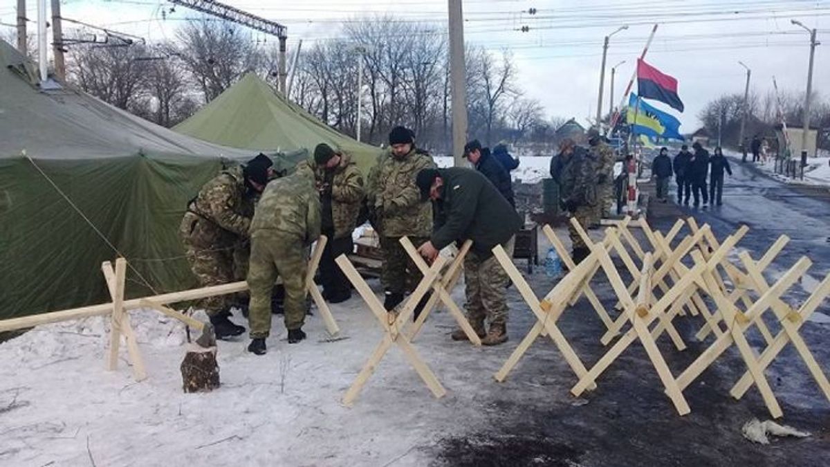 Неизвестные на БТРах начали штурм – Штаб блокады Неизвестные на БТРах начали штурм – Штаб блокады