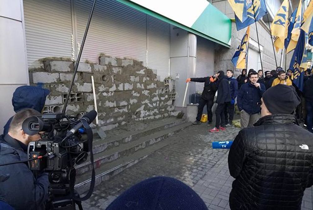Активисты заложили пеноблоками вход в "Сбербанк" в Киеве Активисты заложили пеноблоками вход в "Сбербанк" в Киеве