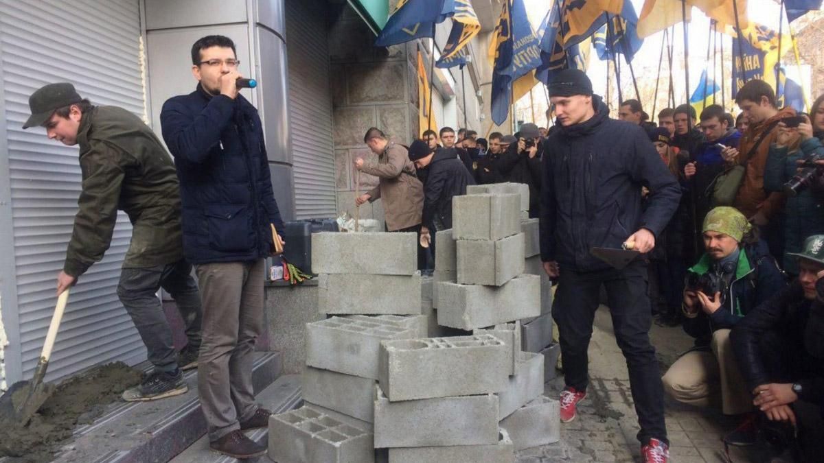 Активісти майже "намертво" замурували вхід до "Сбербанку" в Києві