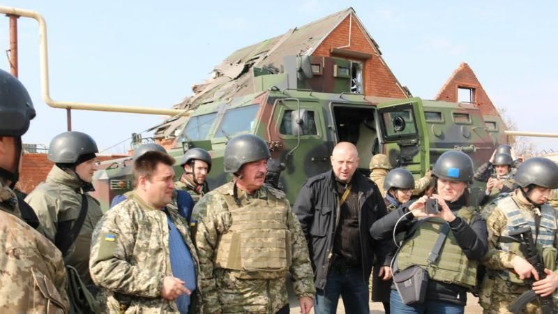 Раніше бачив таке тільки в Іраку, – глава МЗС Люксембургу побував на Донбасі Раніше бачив таке тільки в Іраку, – глава МЗС Люксембургу побував на Донбасі