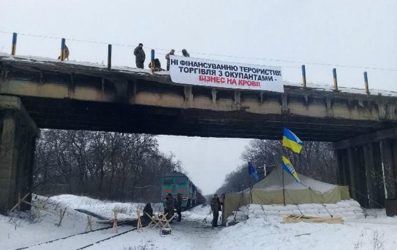Семенченко заявив про відновлення руху поїздів до "ДНР"
