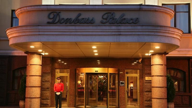 Террористы отобрали у Ахметова две гостиницы Террористы отобрали у Ахметова две гостиницы