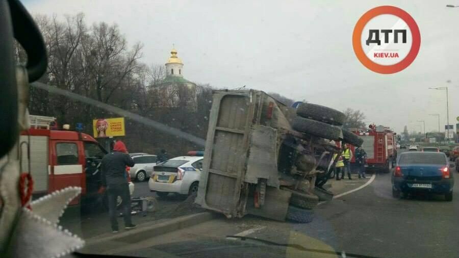 Через смертельну аварію з вантажівкою у Києві утворилися затори