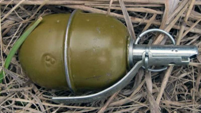 На Харківщині затримали чоловіка, який ходив вулицями з гранатою На Харківщині затримали чоловіка, який ходив вулицями з гранатою