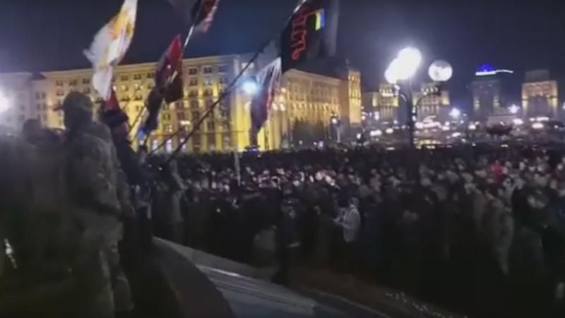 Сотні людей другий вечір поспіль збираються на Майдані: онлайн-трансляція