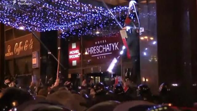 Після офісу Ахметова мітингувальники пішли громити банк на Хрещатику Після офісу Ахметова мітингувальники пішли громити банк на Хрещатику