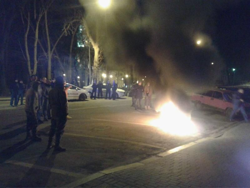 Активісти Штабу блокади підпалили шини біля Львівської ОДА
Активісти Штабу блокади підпалили шини біля Львівської ОДА