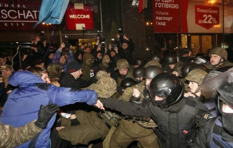 Акція прихильників блокади закінчилася зіткненнями: з'явилися фото
Акція прихильників блокади закінчилася зіткненнями: з'явилися фото