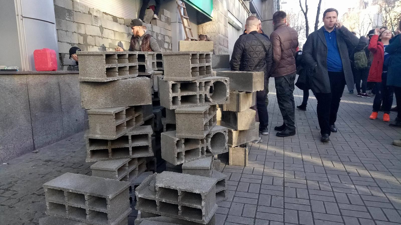 "Сбербанк" обмежив видачу готівки з поточних рахунків в Україні "Сбербанк" обмежив видачу готівки з поточних рахунків в Україні