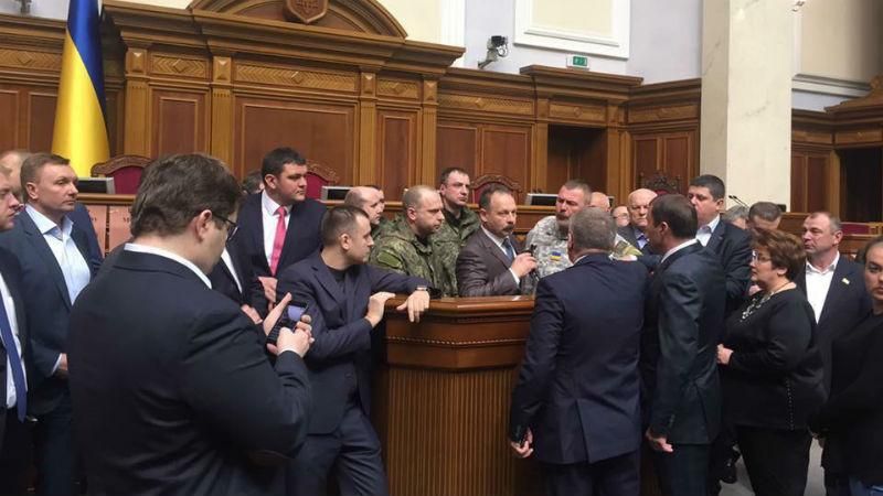 Переворот чи вистава: як відреагували народні депутати на виступ поліцейських в Раді Переворот чи вистава: як відреагували народні депутати на виступ поліцейських в Раді