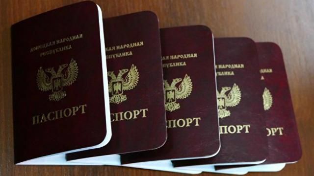 Два російських банки погодились обслуговувати людей з "паспортами "Л/ДНР" Два російських банки погодились обслуговувати людей з "паспортами "Л/ДНР"