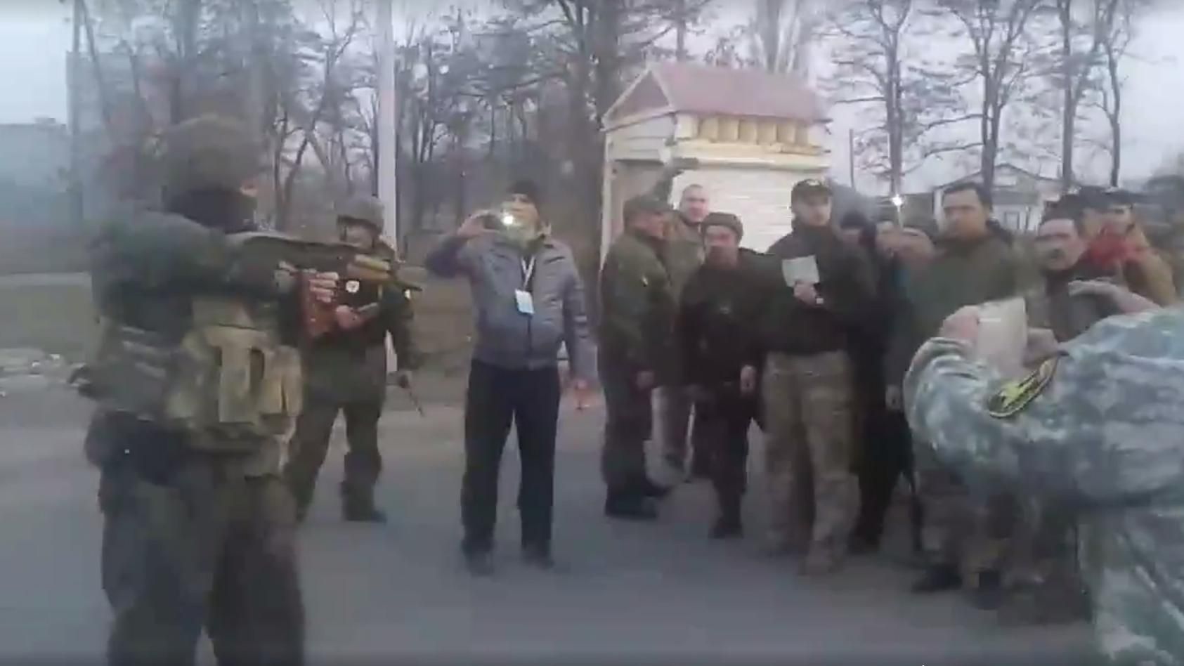 З’явилося відео сутички блокувальників та поліції із застосуванням зброї