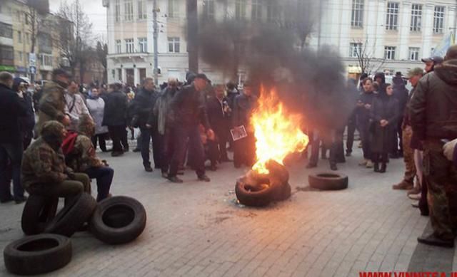 Горят шины: под облсоветом Винницы митингуют активисты