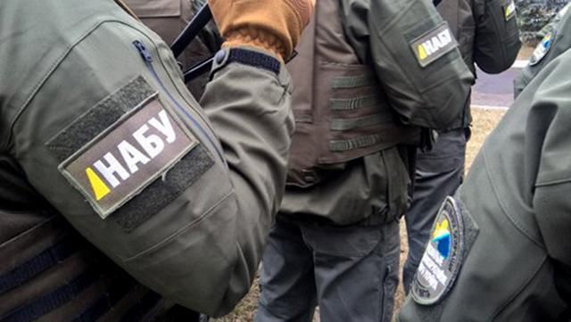 Двоє працівників СБУ "погоріли" на величезному хабарі, – НАБУ Двоє працівників СБУ "погоріли" на величезному хабарі, – НАБУ