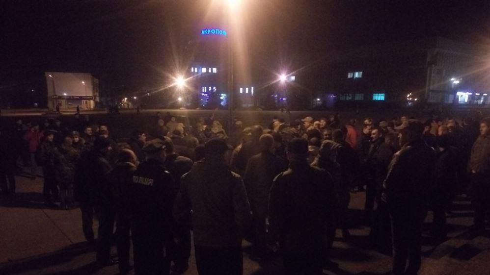 Активисты зажгли костры и разложили шины возле ОГА в Сумах
