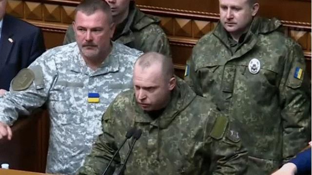 Порошенко наградил полковника полиции, который имел стычку с Парасюком Порошенко наградил полковника полиции, который имел стычку с Парасюком