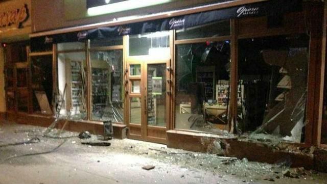 У Львові Volvo влетів у супермаркет: є постраждалі У Львові Volvo влетів у супермаркет: є постраждалі