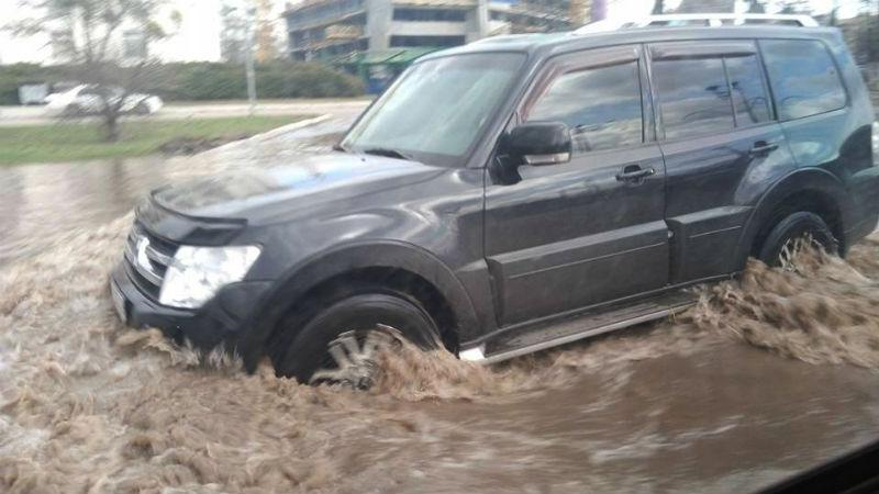 В Киеве улица превратилась в "море": опубликованы фото и видео В Киеве улица превратилась в "море": опубликованы фото и видео