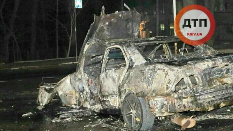 "Мерседес" дотла сгорел после ДТП: пассажиров спасли мусорщики "Мерседес" дотла сгорел после ДТП: пассажиров спасли мусорщики