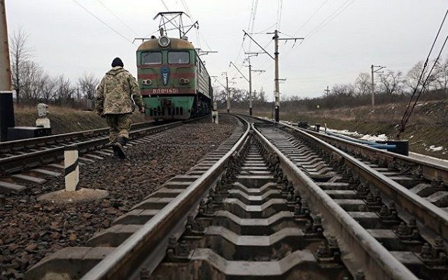 Влада обрала варіант часткової ізоляції, – політолог про блокаду Донбасу